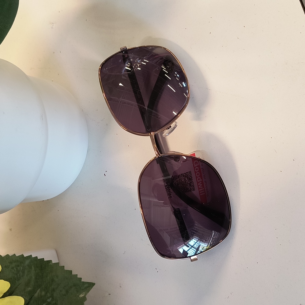 Juicy Couture Luxury Sunglasses EUC